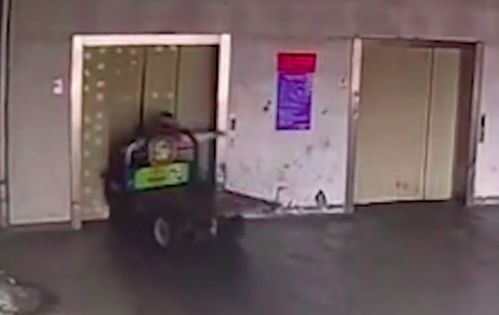 江苏一女子误拧三轮车油门撞入电梯井坠亡，官方回应货梯设备正常